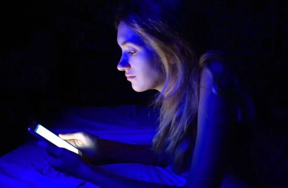 Navigating the Blue Glow: Unraveling the Nighttime Dilemma of Blue Light